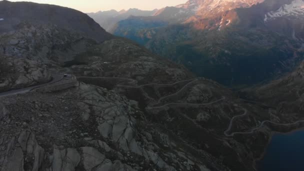 Vuelo en las montañas al amanecer — Vídeo de stock