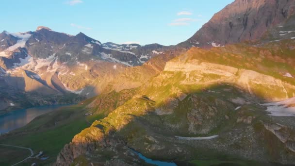Flug in die Berge bei Sonnenaufgang — Stockvideo
