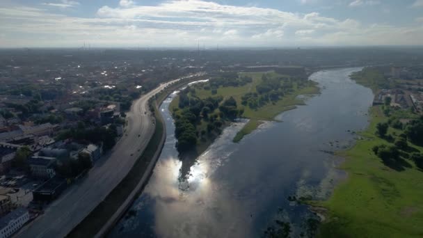 Vuelo sobre la ciudad en la orilla del río — Vídeos de Stock