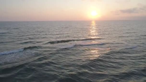 Vista aérea da praia de areia ao pôr do sol — Vídeo de Stock