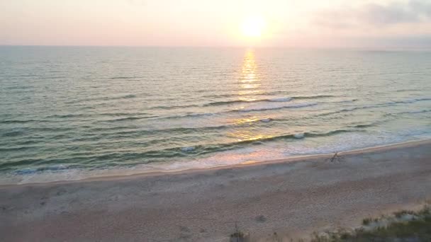 Vue aérienne de la plage de sable au coucher du soleil — Video
