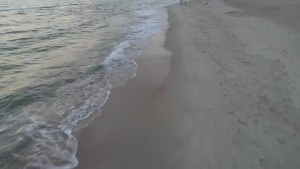 vue aérienne de la plage de sable au coucher du soleil 