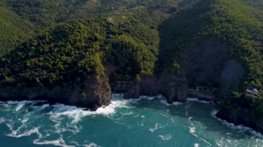 Okyanus kıyısında yakınındaki güzel Dağları üzerinde uçuş