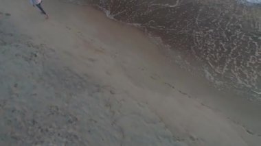 Kız Sahilde yürüyüş