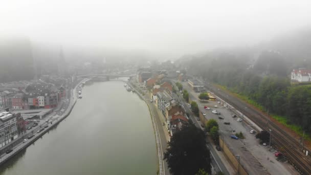 Vuelo sobre la ciudad en la orilla del río — Vídeo de stock