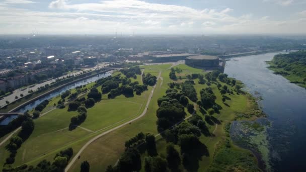 Vuelo sobre la ciudad en la orilla del río — Vídeos de Stock