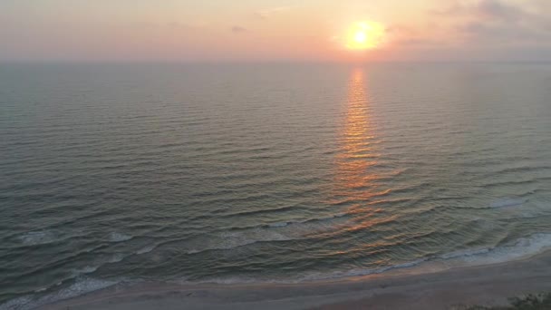 Vista aérea da praia de areia ao pôr do sol — Vídeo de Stock