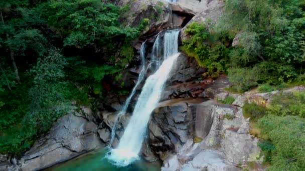 Vista a la cascada amasing en las montañas — Vídeos de Stock