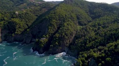 Okyanus kıyısında yakınındaki güzel Dağları üzerinde uçuş