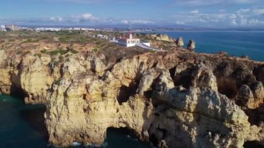 Okyanus kıyısında yakınındaki güzel Dağları üzerinde uçuş