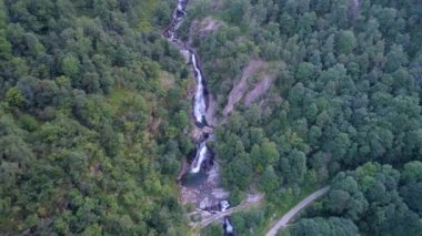 dağlarda güneş doğarken uçuş