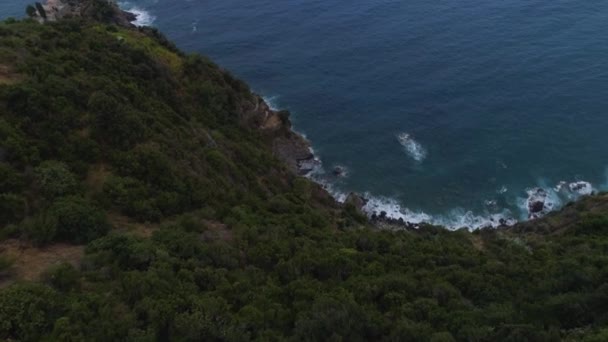 Vuelo sobre hermosas montañas cerca de la orilla del océano — Vídeos de Stock