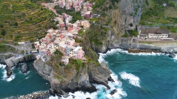 Hermosa vista aérea de la costa de Cinque Terre en Italia — Vídeos de Stock