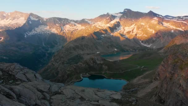 Vuelo en las montañas al amanecer — Vídeos de Stock