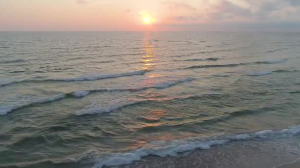 Vista aérea da praia de areia ao pôr do sol — Vídeo de Stock