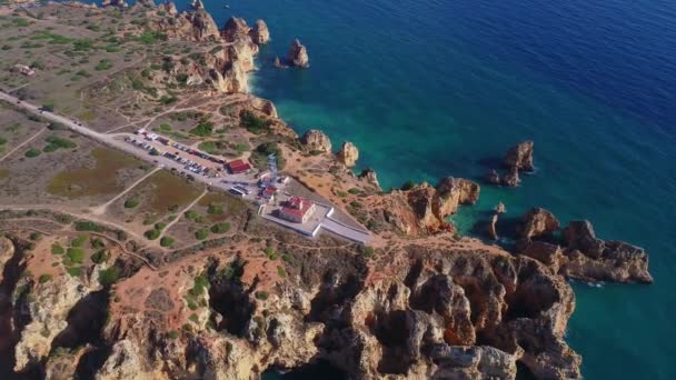 Voo sobre belas montanhas perto da costa oceânica — Vídeo de Stock