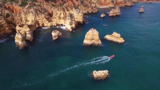 Vuelo sobre hermosas montañas cerca de la orilla del océano — Vídeo de stock