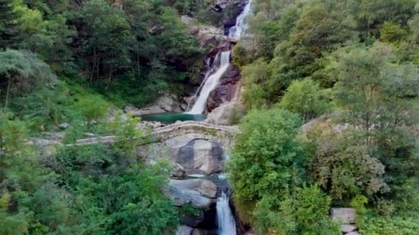 Вид на водоспад у горах — стокове відео