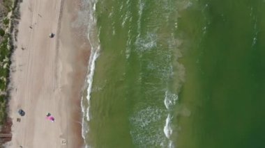 Sahil kumlu plajı ile havadan görünümü