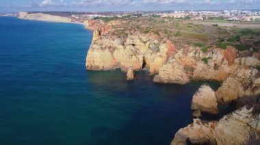 Okyanus kıyısında yakınındaki güzel dağlarının havadan görünümü