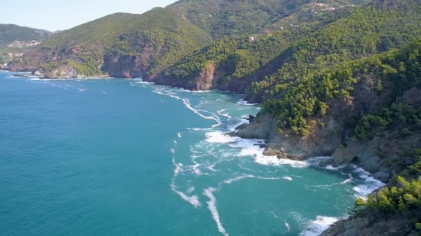 Repülés-óceán part közelében gyönyörű hegyek felett — Stock videók