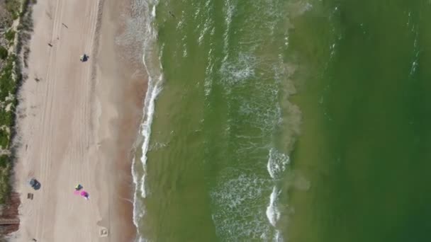 Vista aérea de la orilla del mar con playa de arena — Vídeos de Stock