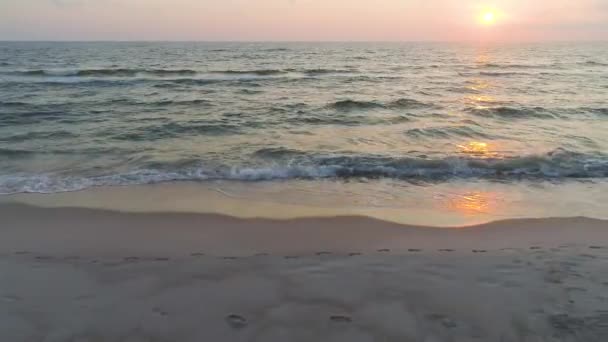 Vue aérienne de la plage de sable au coucher du soleil — Video