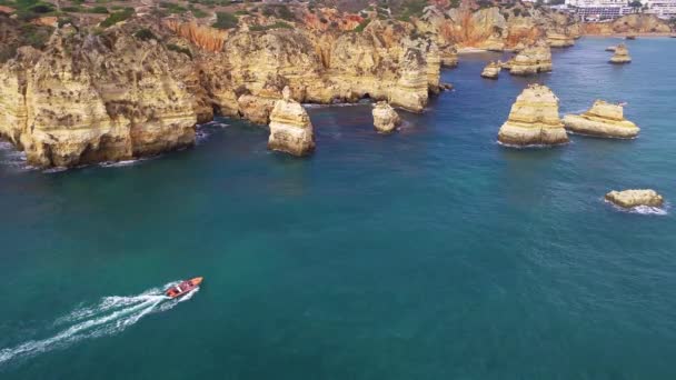 Volo sulle bellissime montagne vicino alla riva dell'oceano — Video Stock