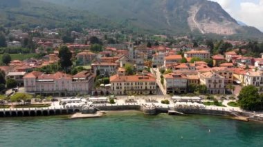 Maggiore Gölü kıyısında şehir üzerinde uçuş