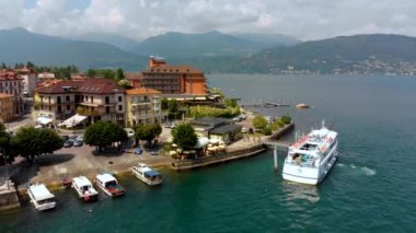 Maggiore Gölü kıyısında şehir üzerinde uçuş