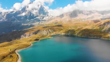Matterhorn yakınındaki güzel dağ Gölü
