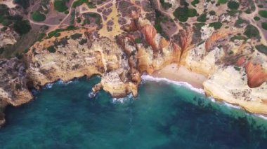 Okyanus kıyısında yakınındaki güzel Dağları üzerinde uçuş