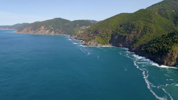 Let nad krásné hory poblíž pobřeží oceánu — Stock video