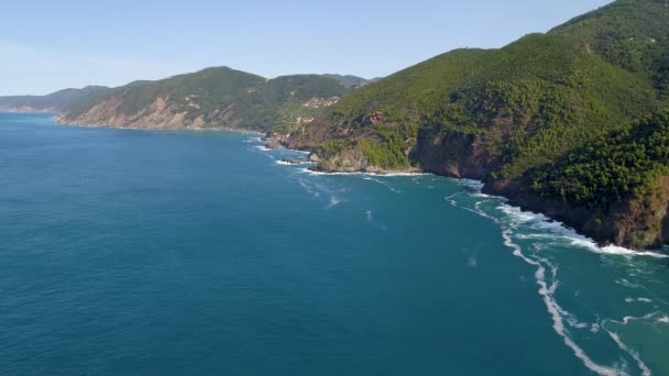 Voo sobre belas montanhas perto da costa oceânica — Vídeo de Stock