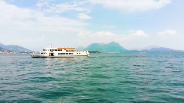 Luchtfoto van de veerboot in Maggiore meer — Stockvideo