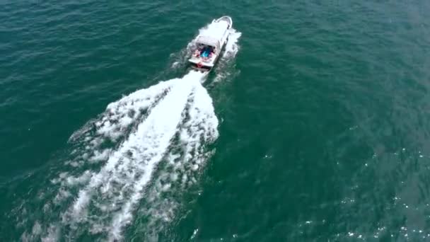 Luchtfoto van de veerboot in Maggiore meer — Stockvideo
