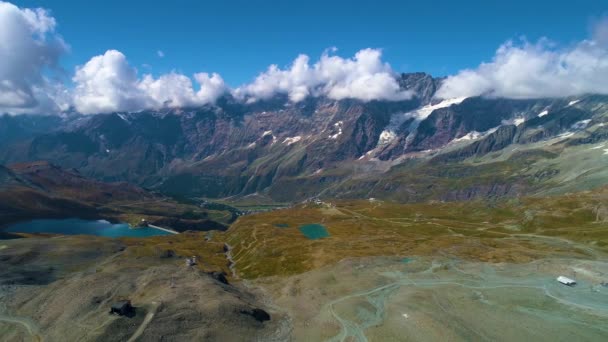 Luchtfoto van bergen in de buurt van de Matterhorn — Stockvideo