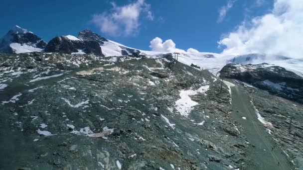 A légi felvétel a hegyek közelében Matterhorn — Stock videók