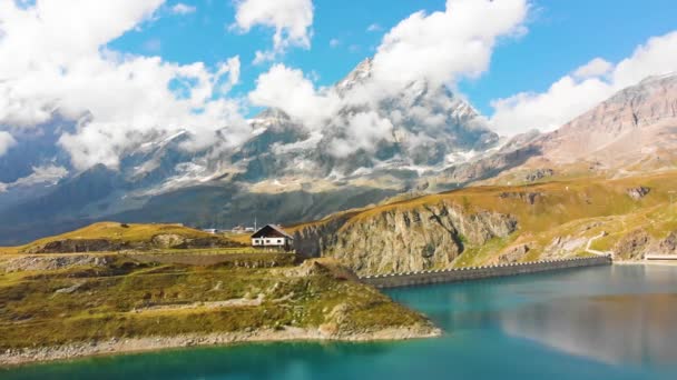 Schöner Bergsee mit Wasserfällen — Stockvideo