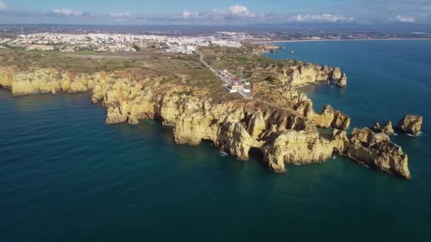 Voo sobre belas montanhas perto da costa oceânica — Vídeo de Stock