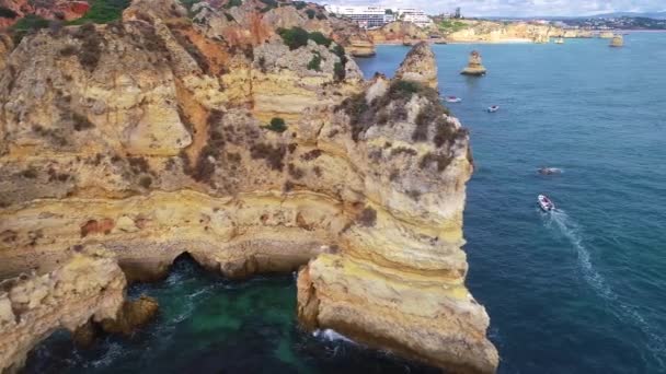 Vlucht over prachtige bergen in de buurt van ocean shore — Stockvideo