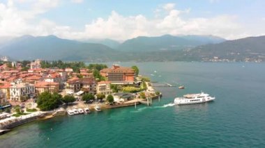 Maggiore Gölü kıyısında şehir üzerinde uçuş
