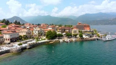 Maggiore Gölü kıyısında şehir üzerinde uçuş
