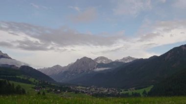 bulutlar Dağların üzerinden hareket görünümünü Timelapse