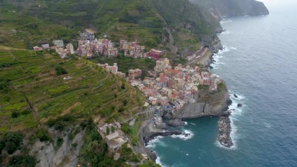 Krásný letecký pohled na pobřeží Cinque Terre, Itálie — Stock video