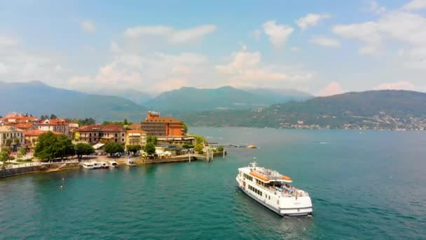 Vlucht over stad op Maggiore lake bank — Stockvideo