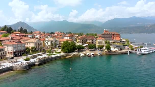 Flug über die Stadt am Ufer des Lago Maggiore — Stockvideo