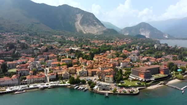 Vlucht over stad op Maggiore lake bank — Stockvideo