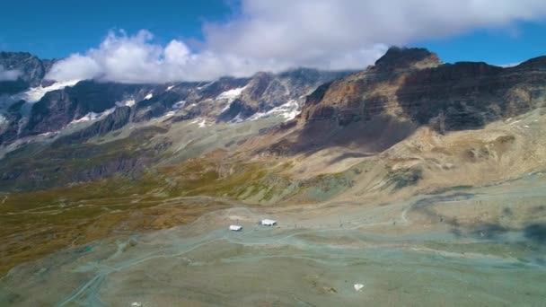 Matterhorn yakınındaki dağların havadan görünümü — Stok video