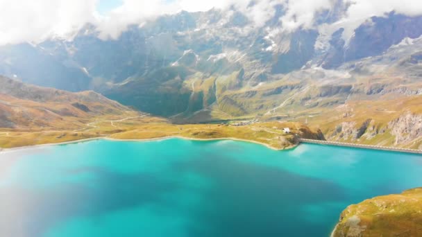 Schöne Luftaufnahme Des Bergsees Mit Wasserfällen — Stockvideo